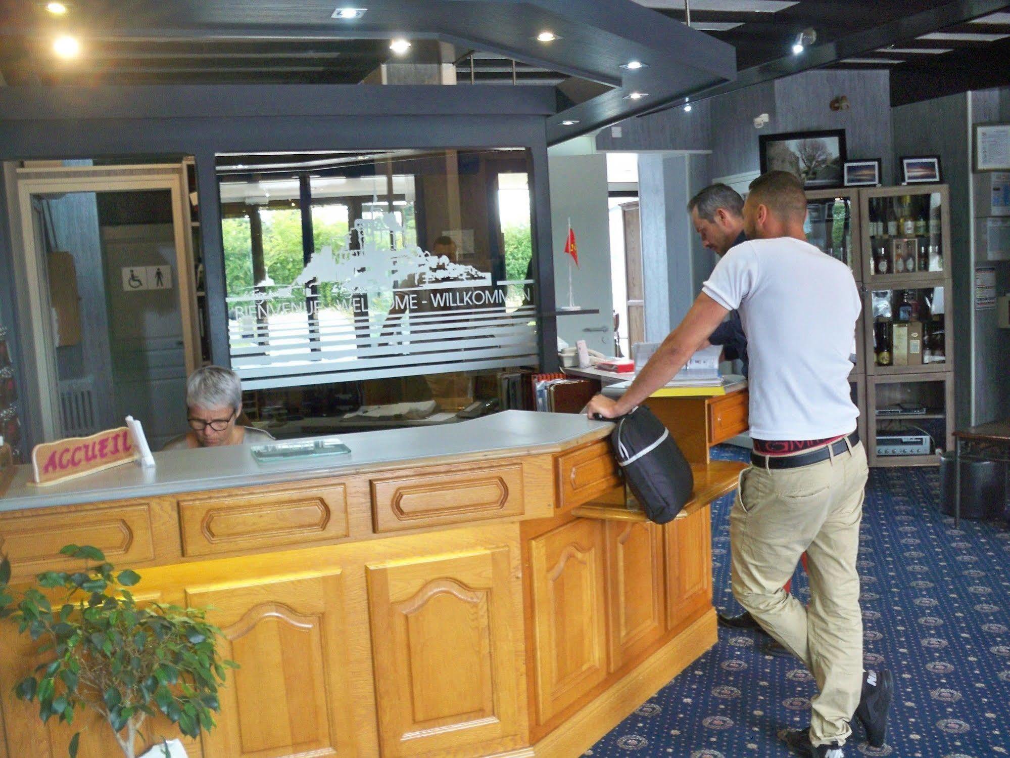 Hotel Restaurant Les 13 Assiettes Le Val-Saint-Père Zewnętrze zdjęcie