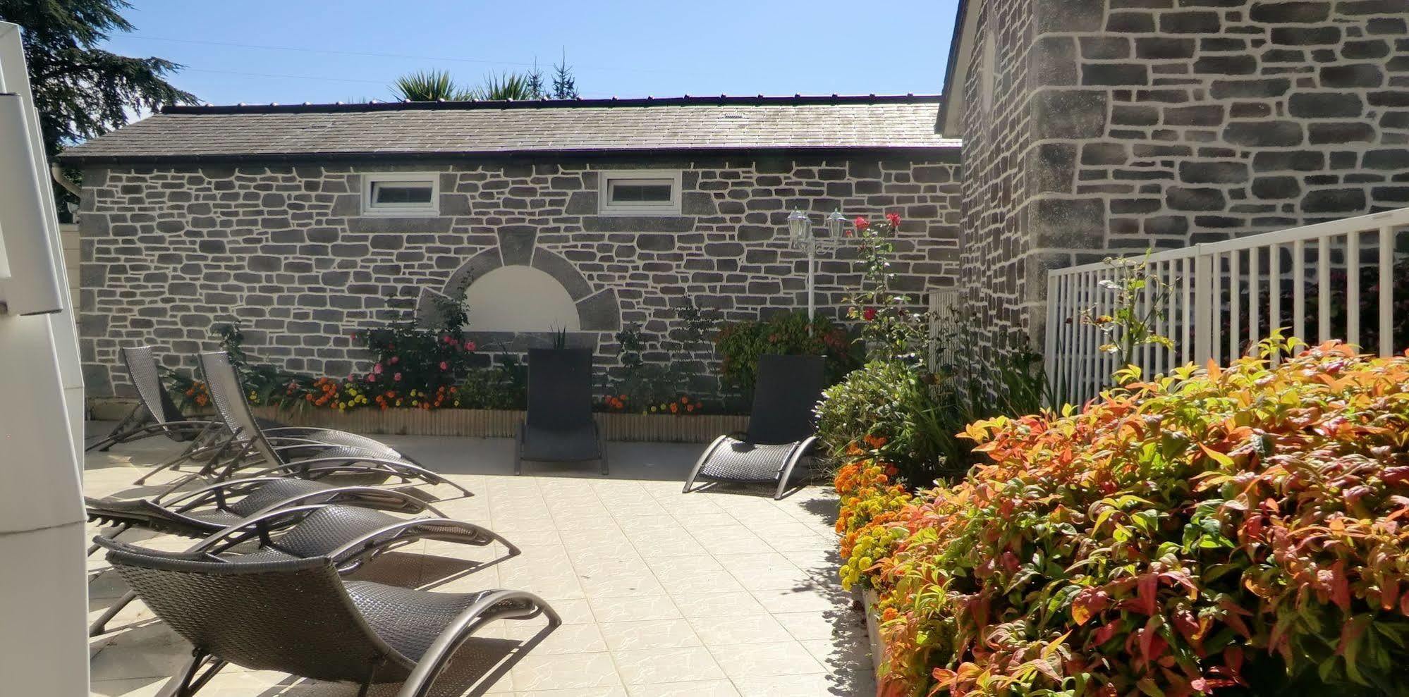 Hotel Restaurant Les 13 Assiettes Le Val-Saint-Père Zewnętrze zdjęcie